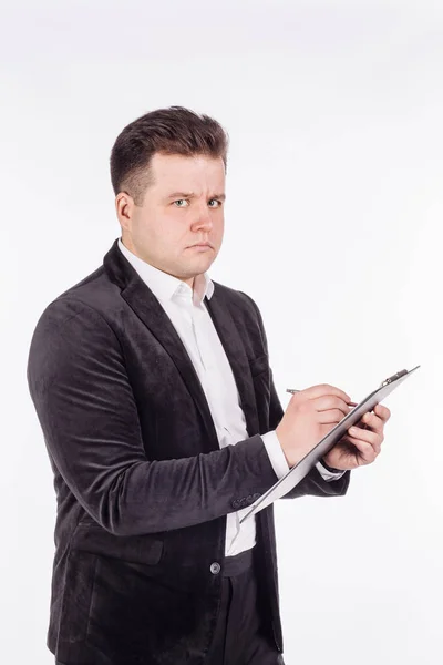 Joven hombre de negocios de pie y escribiendo — Foto de Stock