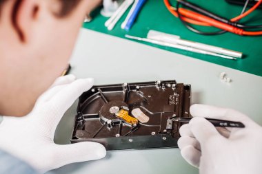 Servis Merkezi sabit disk tamir adam. Tamir ve servis Laboratuarı'nda sabitleme. Elektronik Onarım hizmet anlayışı.