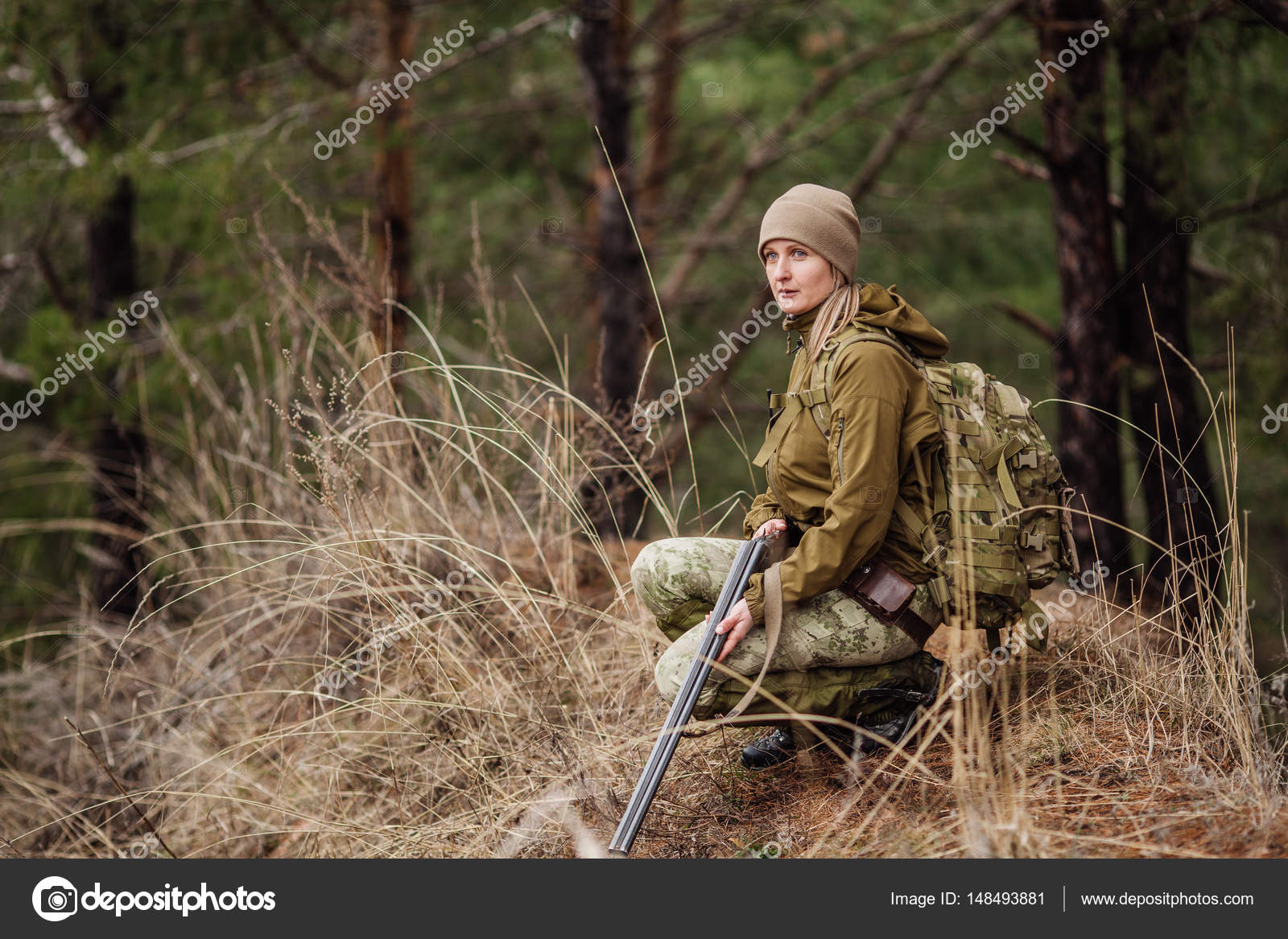 Mujer cazadora en ropa de camuflaje lista para cazar, sosteniendo un arma  de fuego: fotografía de stock © kaninstudio #148493881