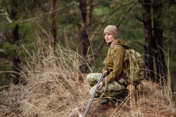 Avlanmayı, holding silahı hazır kamuflaj giysili kadın avcısı bir — Stok fotoğraf