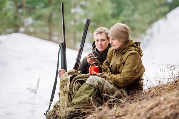 Kvinna som håller i hennes händer gasspis med röd ballong i woo — Stockfoto