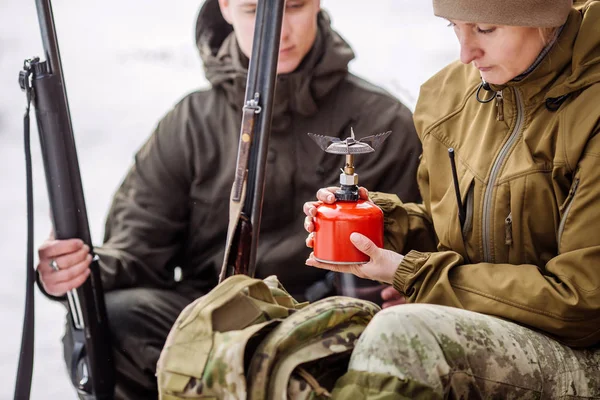 여자는 그녀의 숲에서 Bushcraft — 스톡 사진