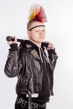 Punk rocker beyzbol b tutan Mohawk saç modeli ile portresi
