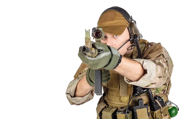 Portre asker veya özel askeri yüklenici otomatik tüfek tutarak. Savaş, ordu, silah, teknoloji ve insan kavramı. Beyaz bir arka plan resmi.