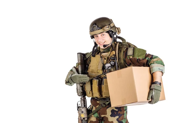 Soldado Que Sostiene Caja Envío —  Fotos de Stock