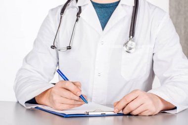 Erkek doktor eller görünümünü yakın çekim  