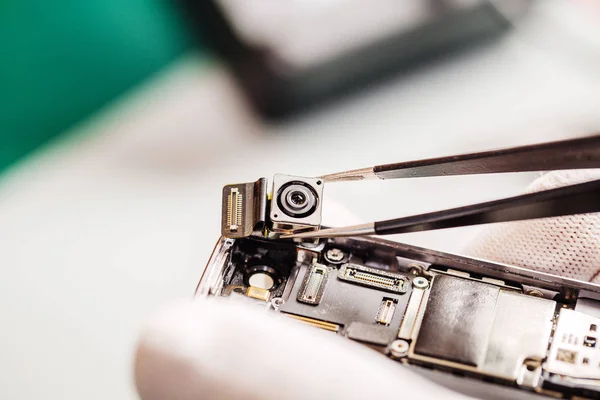 Het herstellen van beschadigd slimme telefoon in het servicecentrum. Closeup — Stockfoto