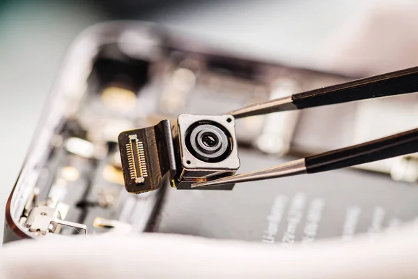 Hasarlı akıllı telefon hizmeti Merkezi onarılıyor. portre