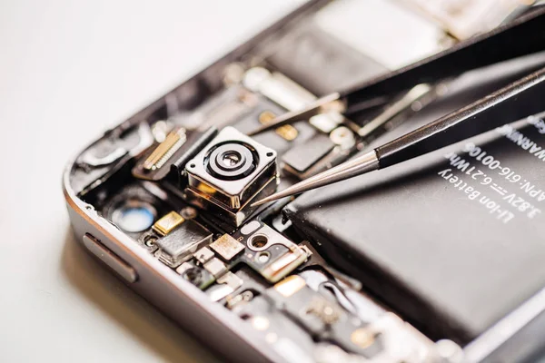 Riparazione danneggiato Smart Phone nel centro di assistenza. primo piano — Foto Stock