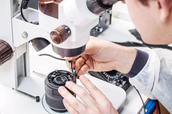 Camera lens repair set in photo engineer workshop. — Stock Photo, Image