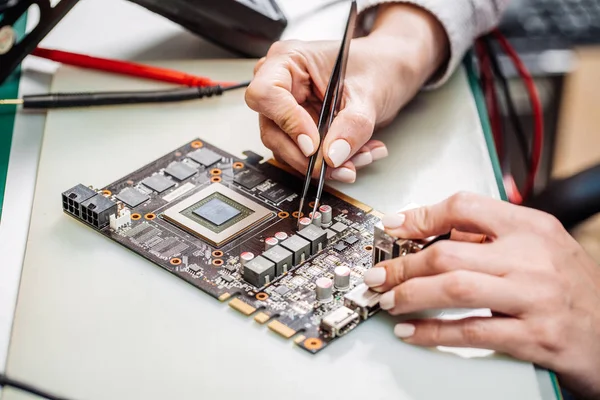 Mulher reparar hardware de computador no centro de serviço — Fotografia de Stock