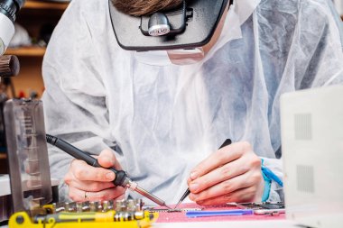 Modern smarphone tamir servisi işçi ellerini kapatın. 