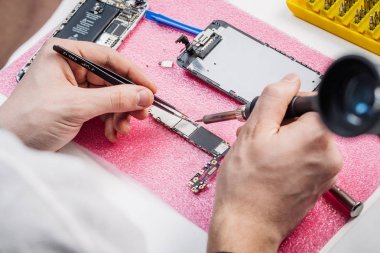 Modern smarphone tamir servisi işçi ellerini kapatın. 