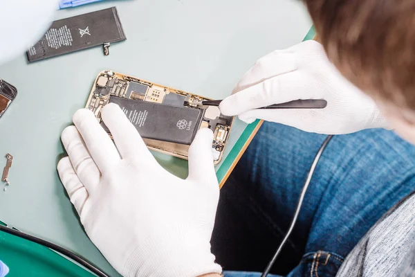 Feche as mãos de um trabalhador de serviços reparando smarphone moderno . — Fotografia de Stock