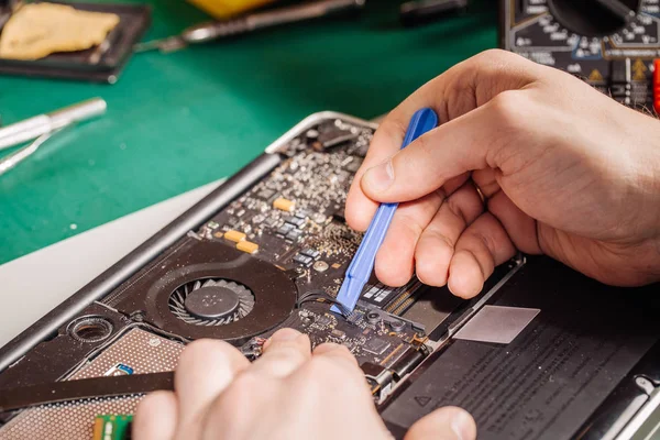 Жінка ремонтує ноутбук в сервісному центрі — стокове фото