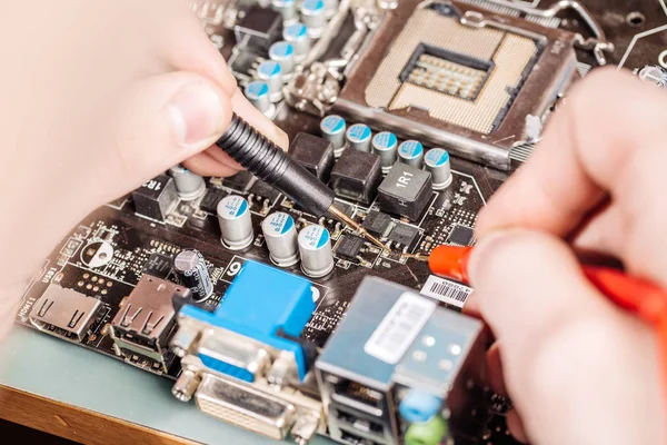Mulher reparar hardware de computador no centro de serviço — Fotografia de Stock