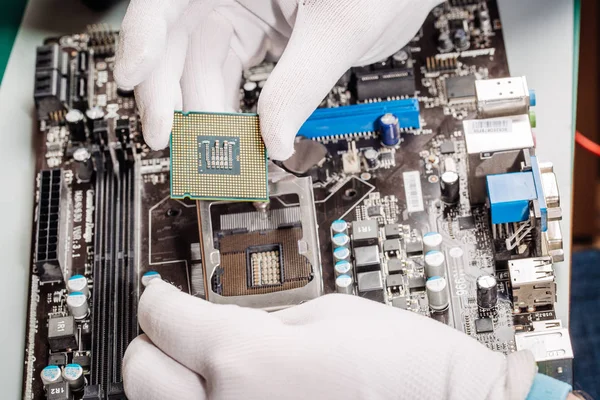 Chip tecnico di installazione cpu al computer mainboard — Foto Stock