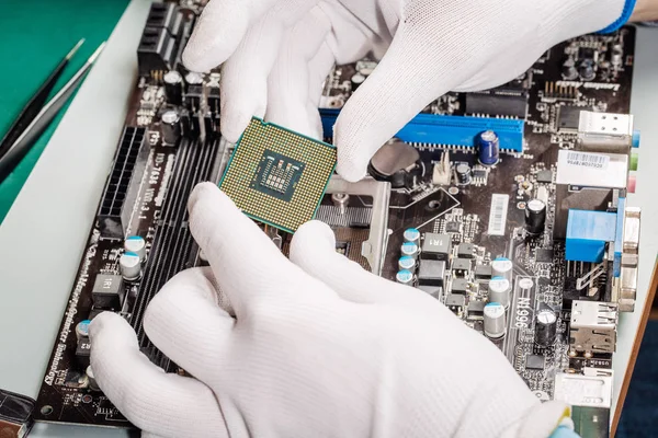 Chip tecnico di installazione cpu al computer mainboard — Foto Stock