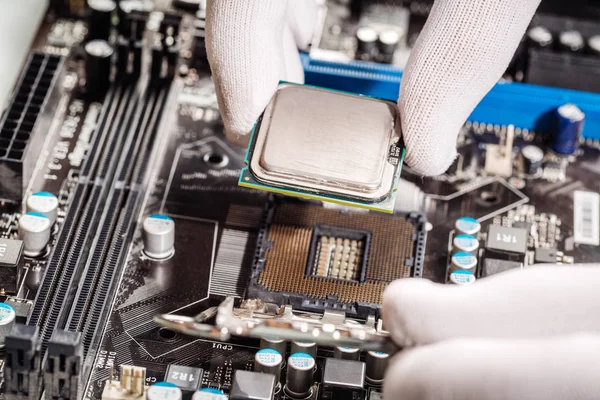 Chip tecnico di installazione cpu al computer mainboard — Foto Stock