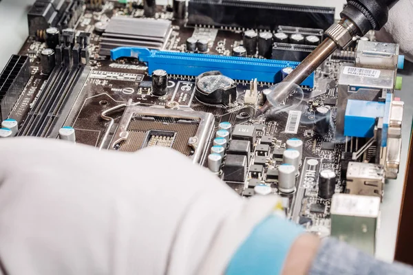 Woman repairing computer hardware in service center — Stock Photo, Image