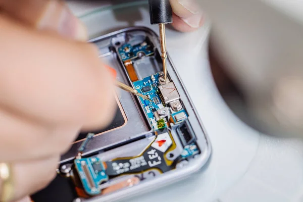 Modern smarphone tamir servisi işçi ellerini kapatın. 