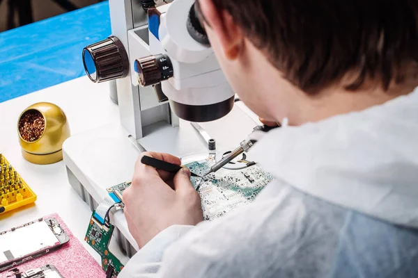 Man reparera hårdvara i servicecenter. Reparera och — Stockfoto