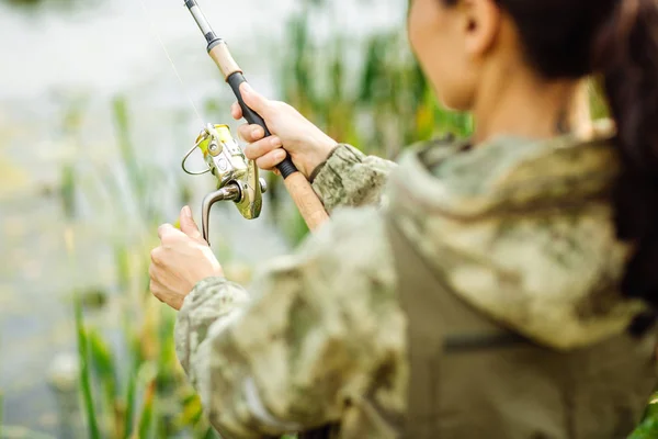 Mulher bonita pesca no rio — Fotografia de Stock