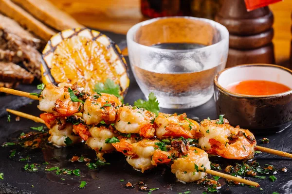 Roasted shrimps on skewers — Stock Photo, Image