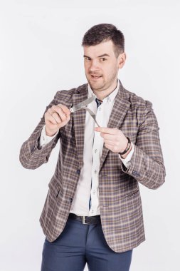 Aç adam çatal çatal ve bıçak üzerinde elini tutuyor. Diyet, gıda, sağlıklı, stil kavramı. bir gri studio arka plan üzerinde izole.