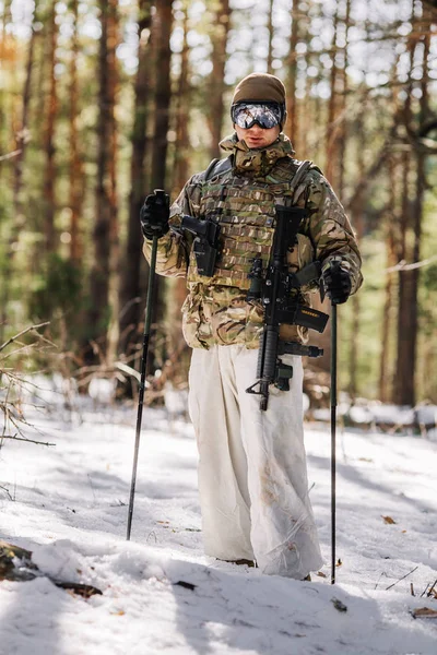 Ranger med gevär i kall skog — Stockfoto