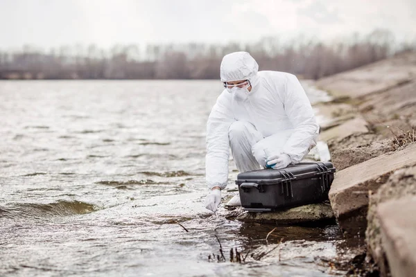 Cientistas ou biólogos vestindo uniformes de proteção trabalhando juntos na análise de água . — Fotografia de Stock