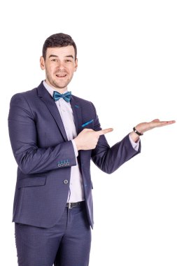 Bir şey gösterilen metin veya ürün veya sunumu adam. insani duygular ifade ve yaşam tarzı kavramı. bir beyaz stüdyo arka plan görüntü.