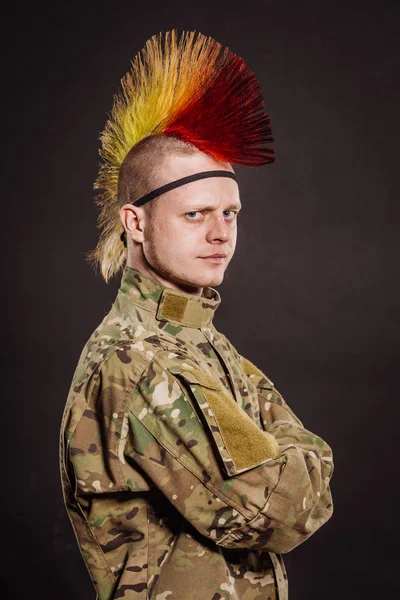 Punk rocker in uniforme militare mimetica con le braccia incrociate. Mi. — Foto Stock