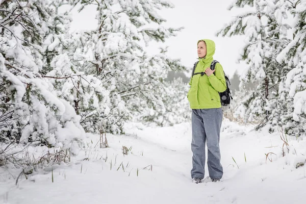 Donna Escursionista Che Cammina Sulla Foresta Invernale Escursioni Sulla Natura — Foto Stock