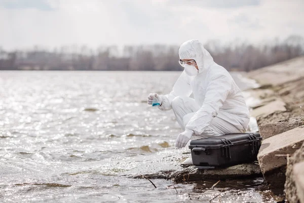 Forskare Eller Biolog Bär Skyddande Uniformer Att Undersöka Flytande Innehållet — Stockfoto