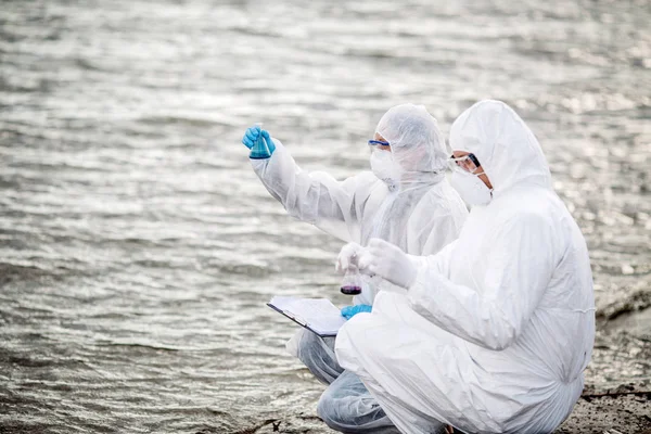 과학자 또는 생물학 보호를 입고 유니폼 검사를 — 스톡 사진
