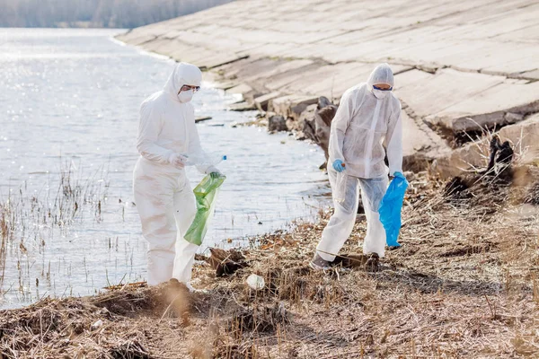 Ecologistas trabajando juntos en la limpieza de basura en la orilla — Foto de Stock