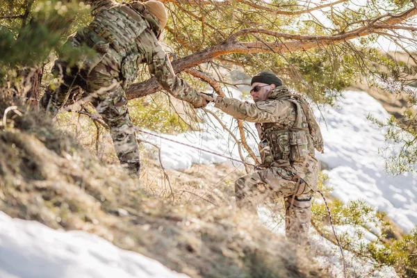 Instructeur Aide Autre Soldat Grimper Colline Deux Militaires Fond Une — Photo