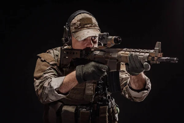 Porträt Soldat oder privater Militärunternehmer hält Scharfschützen r — Stockfoto