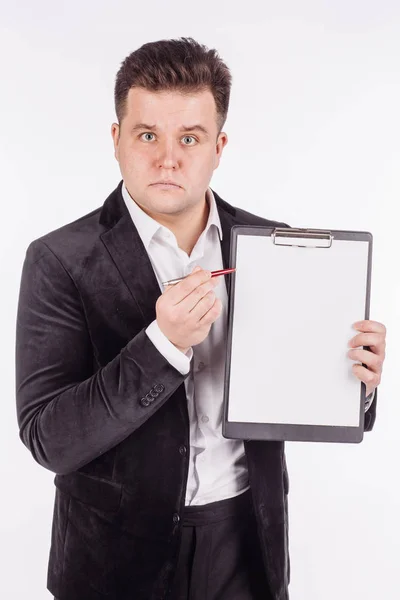 Hombre sosteniendo una carpeta de documento. expresión de emoción humana y l — Foto de Stock