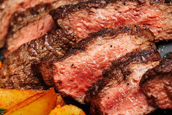 Filete de carne de res de res de mármol medio raro con patatas y s —  Fotos de Stock