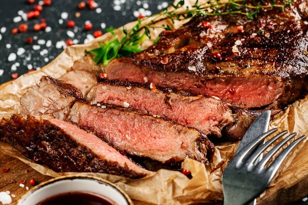 Filete de carne de res de res de mármol medio raro con salsa en madera —  Fotos de Stock