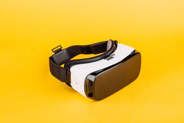 VR sanal gerçeklik gözlük Sarı zemin üzerine