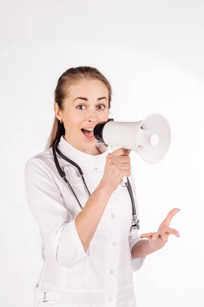 Vrouwelijke arts met de stethoscoop en megafoon. — Stockfoto
