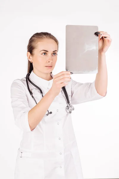 Женщина-врач со стетоскопом смотрит на рентген . — стоковое фото