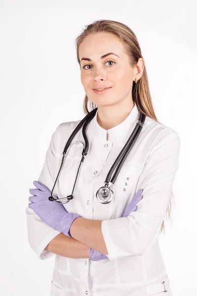 Mujer farmacéutica con brazos cruzados sobre fondo blanco — Foto de Stock