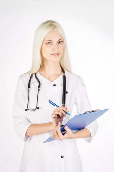 Médecin féminin avec stéthoscope écrit au presse-papiers . — Photo