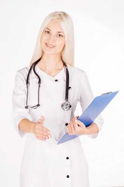 Portrét mladé ženy lékaře dávat ruku — Stock fotografie
