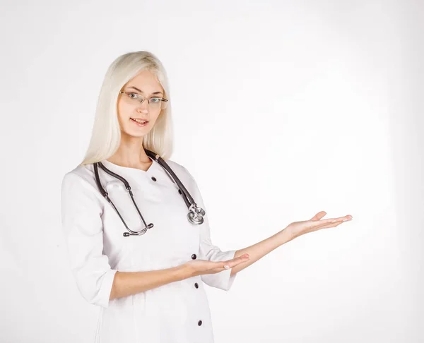Женщина врач со стетоскопом показать что-то и улыбнуться вам — стоковое фото