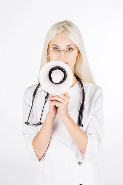Женщина-врач со стетоскопом и мегафоном . — стоковое фото